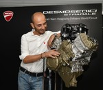 Ducati-Chef Claudio Domenicali mit dem Serien-V4.