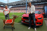 Ein Ford Mustang für den 1. FC Köln (v.r.): Ford-Chef, FC-Geißbock Hennes VIII. und Hennes-Betreuer Ingo Reipka. 