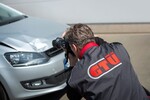 Ein GTÜ-Sacherständiger dokumentiert Unfallschäden.