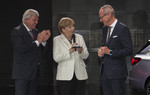 Ein Miniatur-Astra für die Kanzlerin (v.l.): Hessens Ministerpräsident Volker Bouffier, Kanzlerin Angela Merkel und Opel-Chef Dr. Karl-Thomas Neumann.