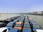 Ein Transportschiff auf dem Rhein bringt in Köln produzierte Ford Fiesta für den Export zum Seehafen in Antwerpen.