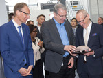 Eröffnung des neuen Hochgeschwindigkeits-Fräszentrums in Rüsselsheim:  Opel-Finanzchef Michael Lohscheller, der Opel-Gesamtbetriebsratsvorsitzende Wolfgang Schäfer-Klug und Opel Group CEO Dr. Karl-Thomas Neumann.(von links)