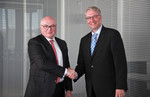 Faurecia-Chef Patrick Koller (l.) und ZF-Vorstandsvorsitzender Dr. Stefan Sommer besiegeln die strategische Partnerschaft beider Unternehmen.