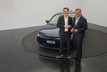 Feiern mit einem Lancia Ypsilon die Lieferung von rund 30.000 Fahrzeugen in fünf Monaten: Stellantis-COO Uwe Hochgeschurtz und Konstantin Sixt, Co-CEO des Autovermieters.