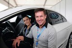 Felix Baumgartner mit seiner Partnerin Nicole Öttl vor seinem neuen Volkswagen CC R-Line.