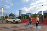 Fitness-Bloggerin Sophia Thiel (links) mit Influencerin Mady Morrison und dem Opel Crossland X.