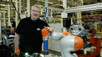 Ford-Mitarbeiter Dietmar Brauner mit seinem Kobot.