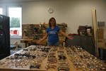 Ford-Mitarbeiterin Katrin Malik mit einem Teil der gesammelten Brillen.