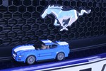 Ford Mustang GT von Lego vor dem Kühlergrill des Originals.