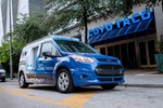 Ford testet mit dem Lieferdienst Postmates in den USA die Auslieferung von Speisen mit einem autonomen Transit-Connect-Forschungsfahrzeug.