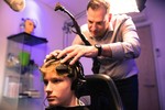 Forscher von Ford und dem Londoner King's College analysierten die Gehirnaktivitäten von Profi-Rennfahrern und gewöhnlichen Autofahrern unter
Verwendung von EEG-Headsets und eines Rennsimulators.