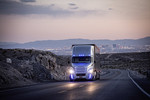Freightliner Inspiration Truck auf einem Highway bei Las Vegas.