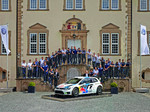 Gruppenfoto mit den Schalke-Profis, Frank Jürgens (u.r.), Leiter Vertrieb Deutschland Volkswagen Pkw, und André Kückelhahn (u.l.), Regionalleiter Vertrieb Region West Marke Volkswagen, am Polo WRC.