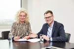 GTÜ-Geschäftsführerin Gabriele Schmidt-Rauße und SSH-Geschäftsführer Tobias Plester unterzeichnen den Kooperationsvertrag.