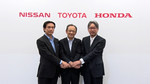 Haben ein gemeinsames Unterstützungspaket für den Ausbau des Wasserstoff-Tankstellennetzes in Japan beschlossen (v.l.): Hitoshi Kawaguchi (Senior Vice President, Nissan), Kiyotaka Ise (Senior Managing Officer, Toyota) und Toshihiro Mibe (Operating Officer, Honda).