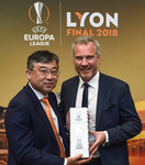 Han-Jun Kim, Präsident, Hankook Tire Europe, Guy-Laurent Epstein, UEFA Marketing Director.