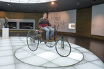 He Dingding ist der achtmillionste Besucher im Mercedes-Benz-Museum.