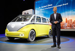 Herbert Diess und der Volkswagen I.D.Buzz.