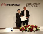 Hino-Präsident Yoshio Shimo und Volkswagen-Lkw-Chef Andreas Renschler vereinbaren eine strategische Zusammenarbeit beider Unternehmen.