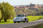 Historischer Porsche 356 A (1957) vor der Kulisse Rothenburg ob der Tauber.