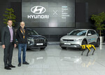 Hyundai-Deutschland-Geschäftsführer Jürgen Keller (v.l.) übergibt Alex Azary, Gründer und Geschäftsführer "MONEM", die Fahrzeuge in der Hyundai-Zentrale in Offenbach.