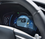Hyundai Santa Fe: Monitor des Totwinkelassistenten im Fahrerdisplay.