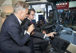IAA Nutzfahrzeuge 2018: Bundesverkehrsminister Andreas Scheuer lässt sich von Stefan Buchner, Leiter Mercedes-Benz Lkw, den neuen Actros zeigen.