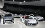 Im Autostadt-Pavillon: Porsche Macan GTS, 911 Carrera 4S Cabriolet und Taycan Turbo S (v.l.).