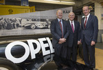 Im Bild (von links): Stephen J. Girsky, Vorsitzender des Aufsichtsrats der Adam Opel AG, Daniel F. Akerson, Chairman und CEO von GM und Dr. Karl-Thomas Neumann, Vorstandsvorsitzender der Adam Opel AG, vor dem Opel RAK 2 Raketenfahrzeug.