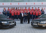 Im Juli 2009: Die Mannschaft vom 1. FC Bayern München übernimmt ihre neuen Audi-"Dienstwagen".