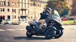 In vielen europäischen Städten gerne als Pendlerfahrzeug genutzt: Dreirad-Roller mit Neigetechnik sind in der Regel auch mit dem Pkw-Führerschein zu fahren.