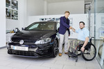 Keith Williamson nimmt das Jubiläumsfahrzeug von Jost Capito, Sprecher der Geschäftsführung Volkswagen R, entgegen. 