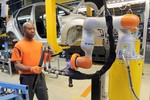 Kollaborierende Leichtbauroboter übernehmen bei der Stoßdämpfer-Montage in der Ford-Fiesta-Fertigung in Köln die Überkopfarbeit. 