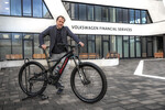 Lars Henner Santelmann, Vorstandsvorsitzender der Volkswagen Financial Services AG mit einem E-Mountainbike.