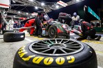 Le Mans 2021: Der Jota Oreca 07 von Gibson Sean Gelael (IDN), Stoffel Vandoorne (BEL) und Tom Blomqvist (GBR) bekommt neue Reifen von Goodyear.