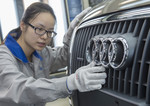Letzte Kontrolle an einem Auto im chinesischen Audi-Werk Changchun.