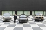 Lexus-Präsident Takashi Watanabe mit den Modellen LM, LBX und GX.