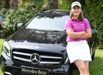 Markenbotschafterin Karolin Lampert vor dem Mercedes-Benz GLA als erstem Jahreshauptpreis.