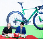 Markus Storck und Yang Yufeng, Präsident der Golden Wheel Group, unterzeichnen die Vetriebspartnerschaft für den chinesischen Markt.
