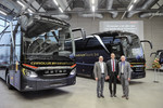 Martin Biewald, Geschäftsführer von Evobus Belgien (Mitte), übergibt die drei neuen Busse der Setra Top Class 500 an die Geschäftsführer von Carolus Reizen, Marc und Jan Hoeks (rechts).