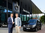 Matthias Hindemith, Leiter Mercedes-Benz Deutschland Vertrieb Transporter und Vans, und der TV-Moderator Jörg Pilawa bei der Übergabe der neuen V-Klasse in der Mercedes-Benz Niederlassung Hamburg. 