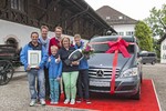 Matthias Hindemith, Mitglied der Geschäftsleitung des Mercedes-Benz-Vertrieb Deutschland und verantwortlich für den Vertrieb Transporter, übergab zusammen mit Jörg Pilawa an Familie Scheckenbach den Hauptpreis, einen Viano Trend Edition CDI 2.2.
