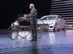 Mercedes-Benz am Vorabend: Vier starke Typen - Mercedes-Benz-und Daimler-Chef Dr. Dieter Zetsche, zwei Forschungsautos der Vergangenheit und der Ur-Mercedes, übrigens fahrbereit.