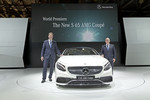 Mercedes-Benz-Vertriebsvorstand Ola Källenius, und Jan Madeja, Vorstandsvorsitzender von Mercedes-Benz Russia, präsentieren das S 65 AMG Coupé.
