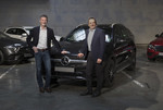 Mercedes-Benz wird ab 2022 in Sindelfingen auch den GLC bauen (v.l.): Standortverantwortlicher und Produktionsleiter Michael Bauer und Betriebsratsvorsitzender Ergun Lümali.