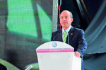 Mexikanischer Staatspräsident Felipe Calderón eröffnet neuen Werksteil in Puebla.