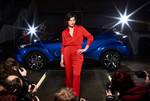 Milla Jovovich begab sich in einer interaktiven Bühnenshow mit 100 geladenen Gästen und dem Toyota C-HR auf eine Reise durch Europa.