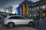 Ministerpräsident Winfried Kretschmann nimmt seinen neuen Dienstwagen von Daimler-Forschungsvorstand und Mercedes-Benz-Entwicklungschef Ola Källenius entgegen.
