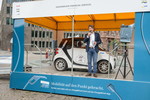 Moderator Gerrit Reichert präsentiert die Sieger: Axel und Sebastian Tomczak gewannen die 7. Nordeuropäische E-Mobil-Rallye in einem gemieteten Smart Fortwo Electric Drive.
