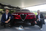 Nehmen den „Car Design Award“ für den Alfa Romeo Tonale Concept entgegen: Klaus Busse, Designchef von Fiat Chrysler für die EMEA-Region, und Scott Krugger, Chefdesigner von Alfa Romeo und Jeep.